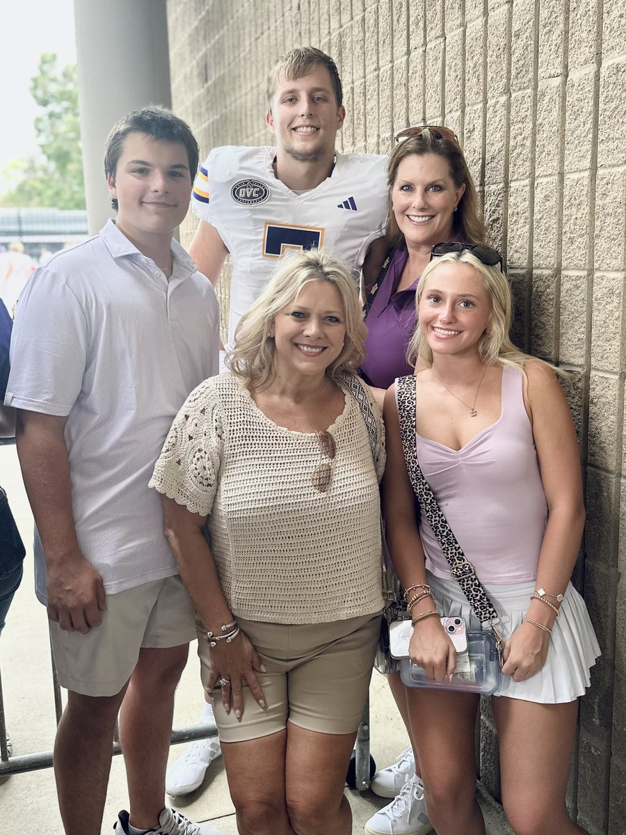 chesneyjrlgal's tweet photo. I’ve been a QB mom for a long time. It’s not an easy mom role. It’s actually hard. Game day is not easy. Every game, every eyeball in that stadium judges the QB on every single play and this QB mom carries that weight with heavy heart.  @DylanLaible  ➡️ https://t.co/yawWsdcvFc