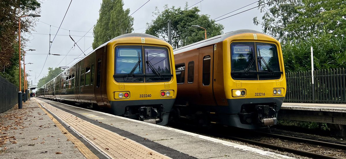 PlatformEdge1's tweet image. Another bash on 323s? Go on then!

Joined by @All_UK_Stations @tomyorks @SWTrainspotter 

Managed to get both the 323 diagrams next to each other at Wylde Green 👀 #Class323