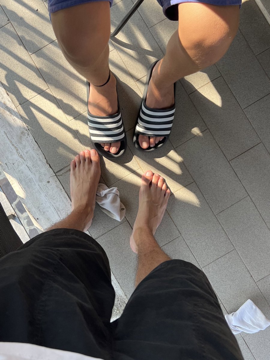 kinkyleo05's tweet photo. io e il mio amico cerchiamo una troia che ci lecchi i piedi, chi li vuole?😋

me and my friend are looking for someone who licks our feet, who wants them?😋

#alpha #gay #gaydom #dom #italian #italiantwink #piedi #feet #bigfeet https://t.co/JPa6oWK6IN