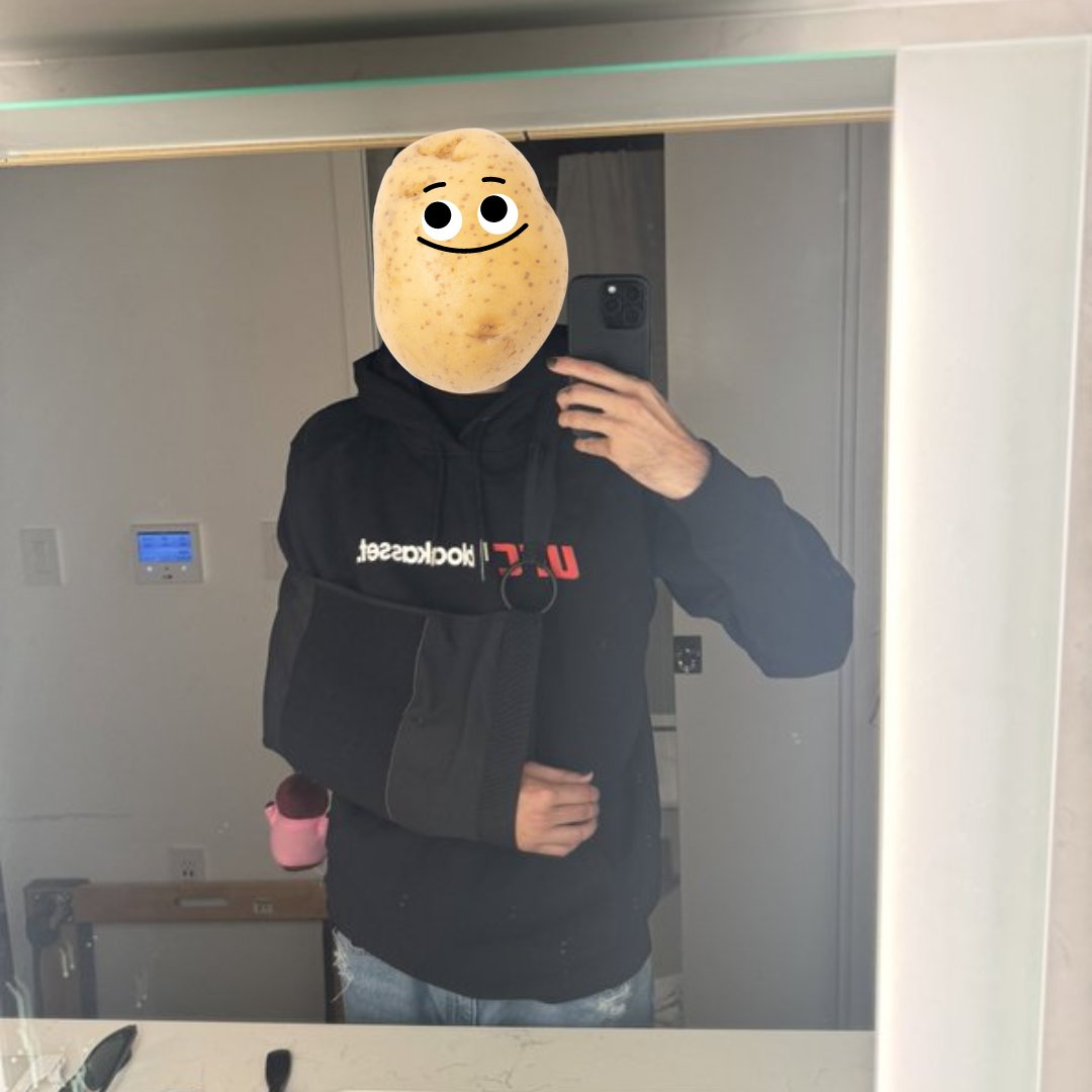 Potatisol's tweet photo. Day 640 of selfie a day until SOL hits ATH

I got a new sweater.

Crypto Hunter @SolJakey 

#Solana https://t.co/rICep5viWg