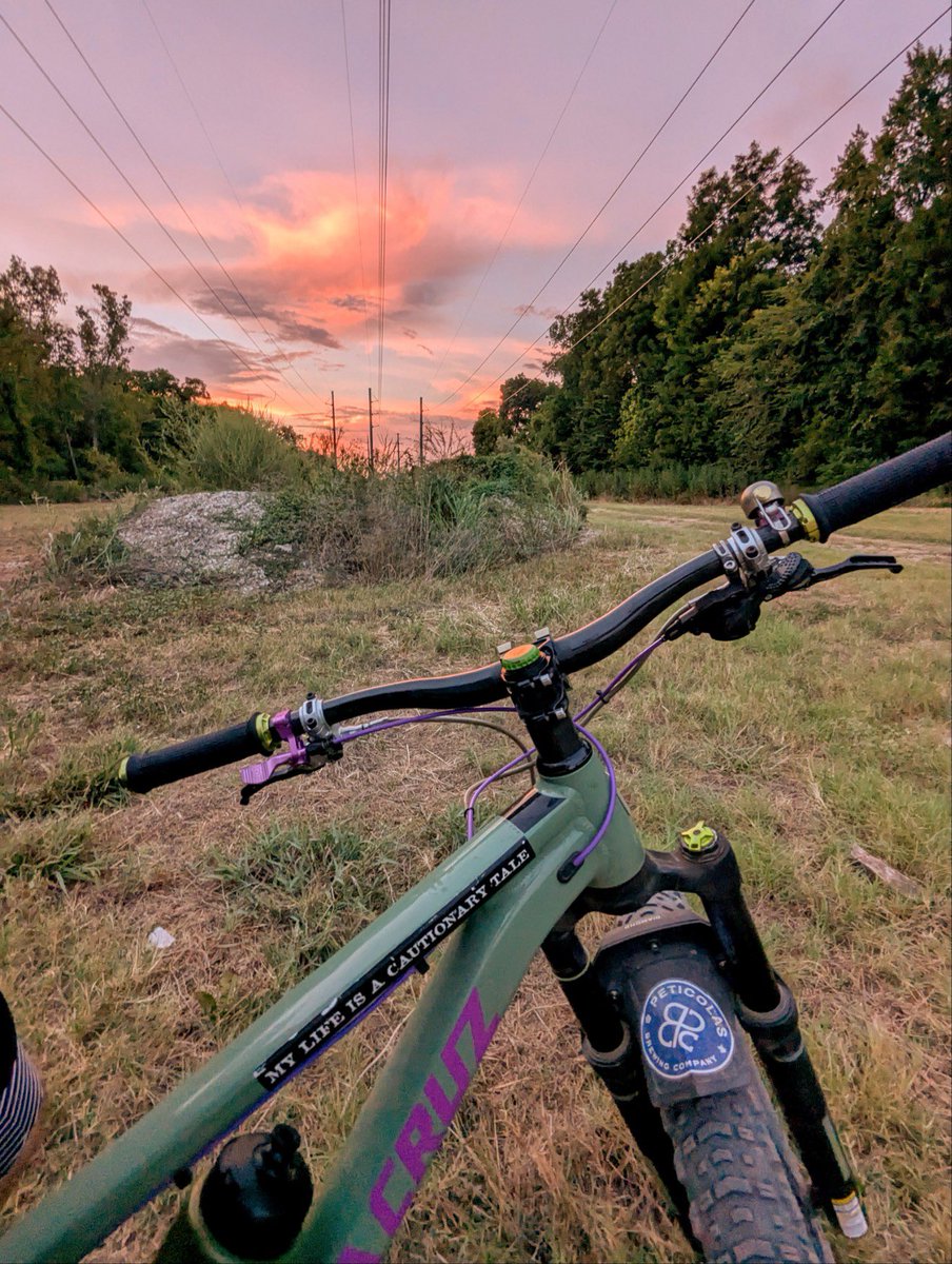 Peticolas's tweet photo. Cruising into the weekend. Ride your bike to our place today and we’ll take a buck off your pints.
Today’s food menu is brought to you by Jay Dogg’s - 12:00 to 5:00.
#peticolaspassport #saturday #dealday #buckoff #peticolas #pints https://t.co/qMyGseFOxC