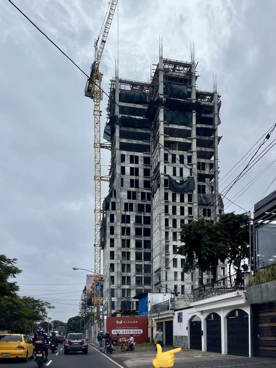 Es mi percepción, o el edificio lo construyeron fuera de la línea donde iban las casas? <a href="/muniguate/">MuniGuate</a> Que desgracia que solo autoricen licencias y no supervisen, ni se preocupen del respeto al espacio público. <a href="/Segeplan/">SEGEPLAN</a>