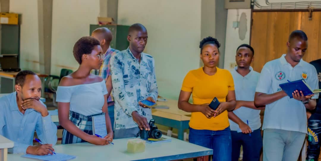 AGASUMO NEWS (@agasumonews) on Twitter photo #Burundi:Le club d la recherche scientifique d l'<a href="/UB_Rumuri/">Burundi University</a> s'est joint avec le monde entier à la célébrat° d la journée internationale d l'air pur pour des ciels bleus ce 7/9/2024,Dr. #Salomon_MUGISHA a annoncé qu'il faut sensibiliser les autorités sur l'enjeux d l'air impropre. #Burundi:Le club d la recherche scientifique d l'<a href="/UB_Rumuri/">Burundi University</a> s'est joint avec le monde entier à la célébrat° d la journée internationale d l'air pur pour des ciels bleus ce 7/9/2024,Dr. #Salomon_MUGISHA a annoncé qu'il faut sensibiliser les autorités sur l'enjeux d l'air impropre.