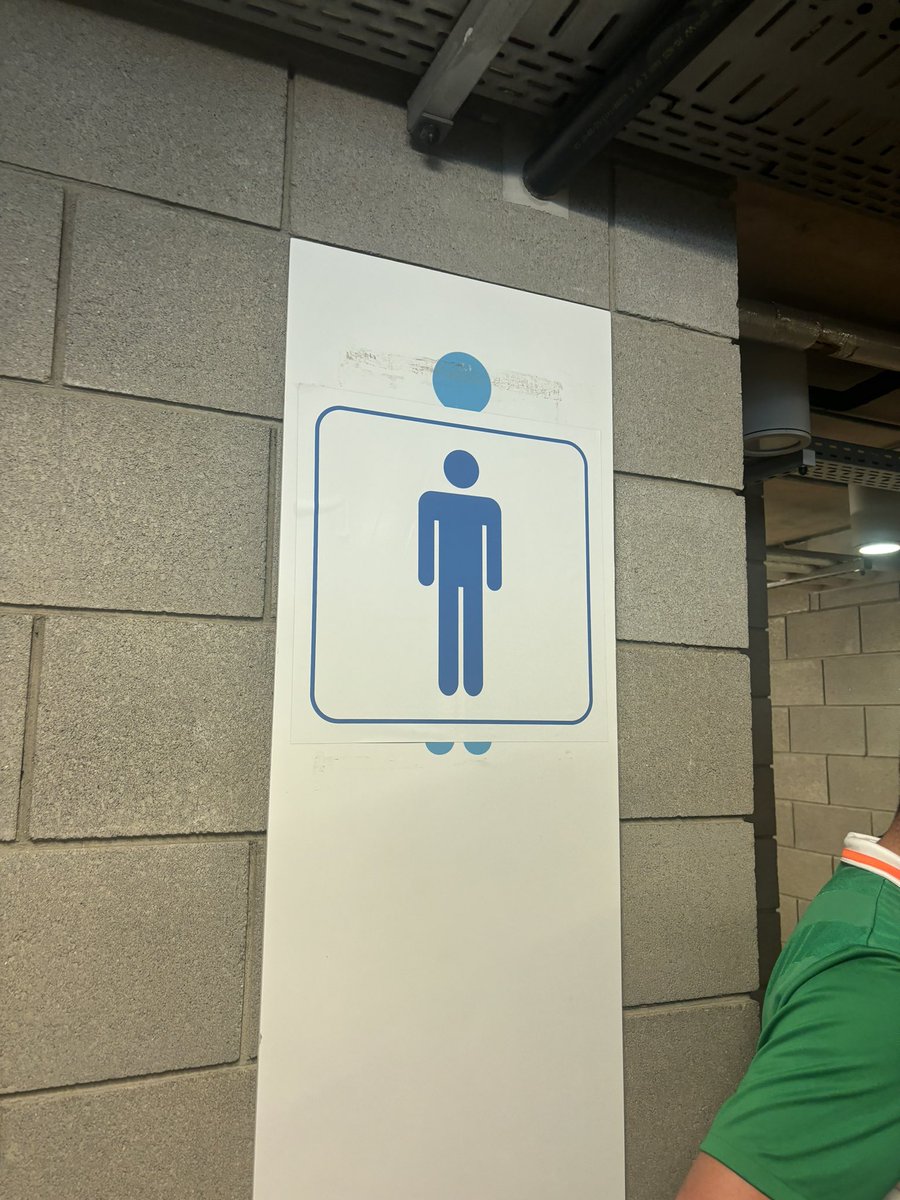 Rachel_Butler7's tweet image. No toilets for girls at the Aviva cause you know, girls don’t watch football 👍 @FAIreland @FAIWomen @IrelandFootball @YouBoysInGreen @AVIVAStadium #coybig