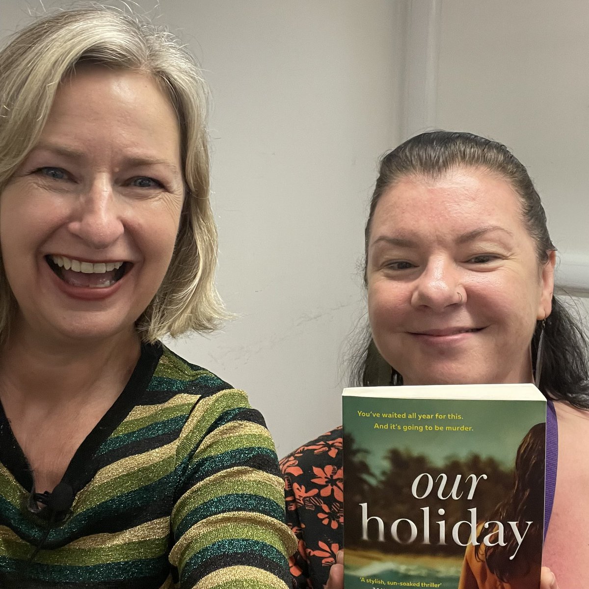 louise_candlish's tweet photo. Thank you lovely readers of Bury St Edmunds, I had a fantastic time at the #BodyInTheLibraryFestival. Great brunch (No5 Angel Hill Cafe), then on stage with the brilliant Lisa of @SuffolkLibrary 🎤 Thank you to @Wstonesburysted for selling out of #OurHoliday 👏👏👏 https://t.co/KHlActGlWa
