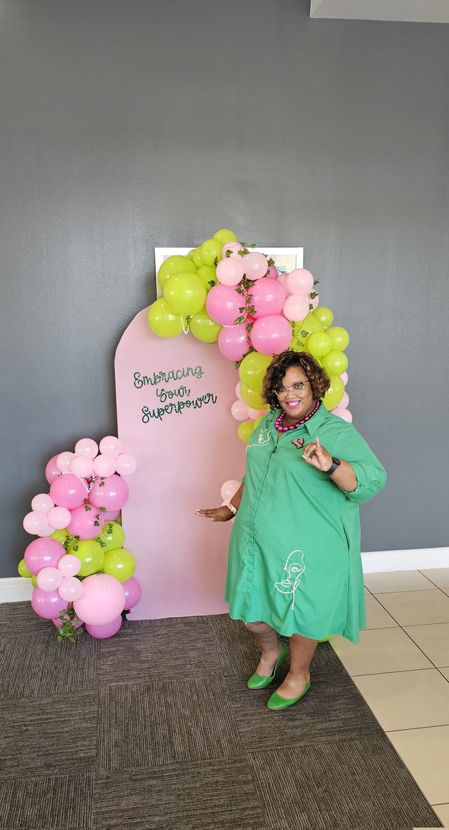 SayitSavoy's tweet photo. Service is my superpower! Grateful for the opportunity to serve my sisters of @AKOmega1928 #1908AKA #sisterhood #servicetoallmankind #gorgeousingreen #chapterretreat https://t.co/WkcT2zINNp