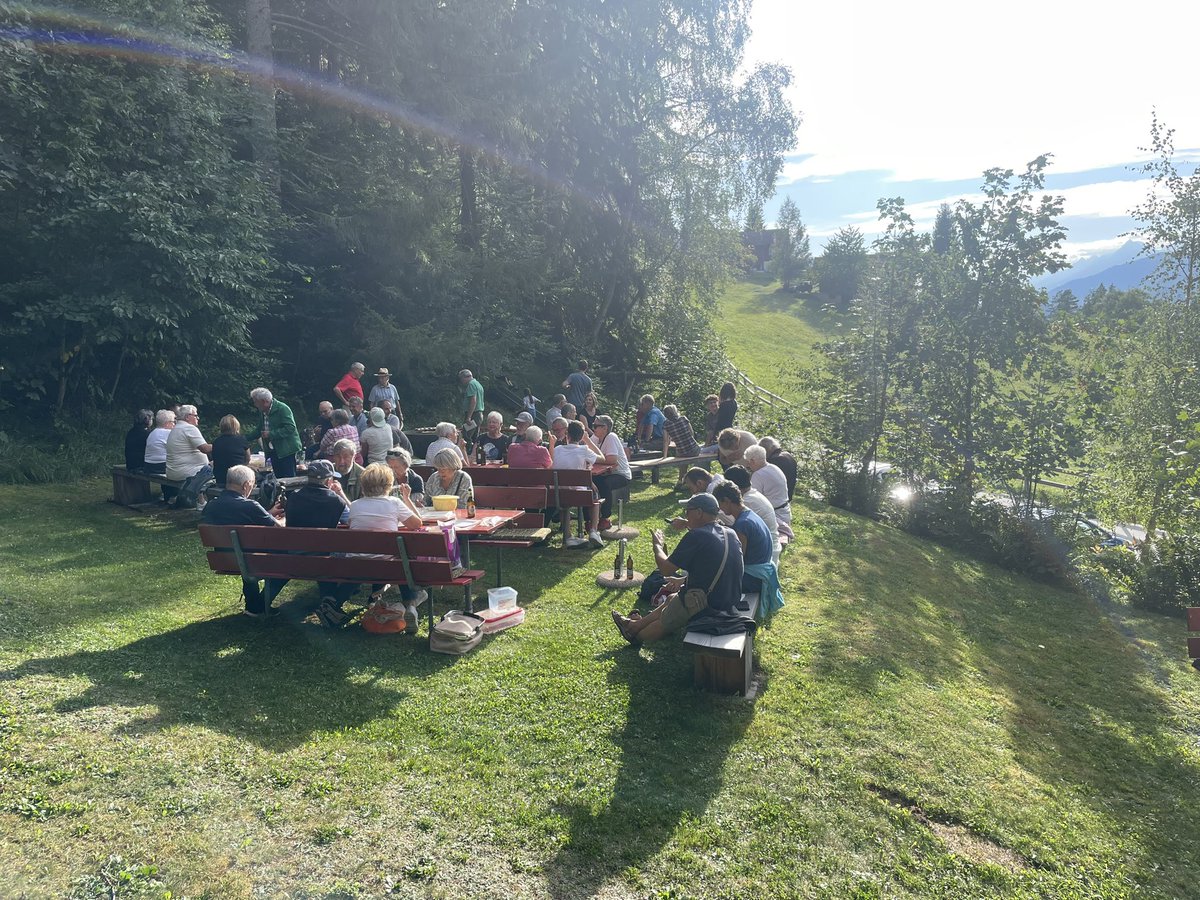 Gemütlich im IGEB-Restaurant auf den Culms da Domat nach der letzten Messe der Sommersaison 2024