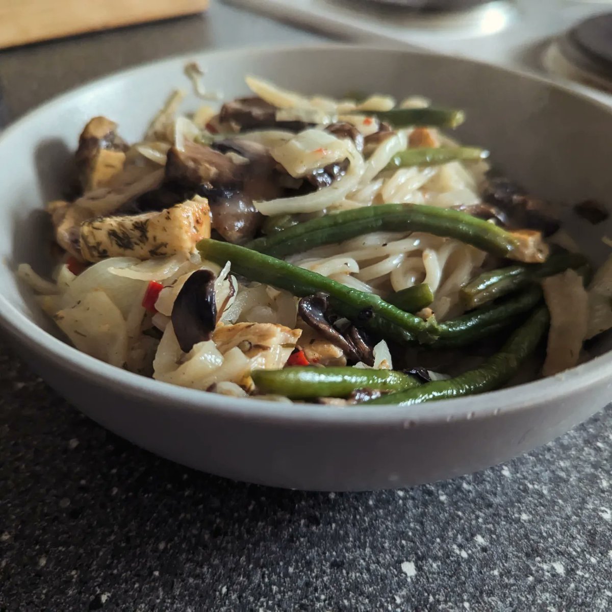 nottsmarv's tweet photo. I done a thing..
Well what a beauty this was. Medium noodles with onion, green beans, sliced paper/salt chicken chilli in lime juice, sea salt, white pepper and coconut milk
#noodles #oriental #food #fitness https://t.co/bVoVu1ULAE