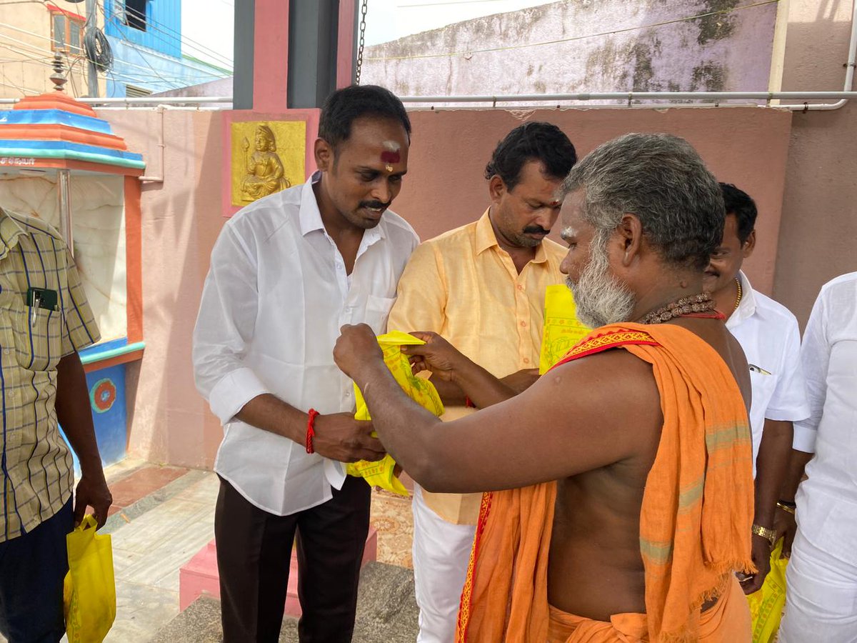 NK__Brothers's tweet photo. விநாயகர் சதுர்த்தியை முன்னிட்டு கோவிலம்பாக்கம் ஊராட்சியில் பல்வேறு பகுதியில் நடைபெற்ற சிறப்பு பூஜையில் மாவட்ட தகவல் தொழில்நுட்ப பிரிவு துணை செயலாளர், அண்ணன் திரு கோவிலம்பாக்கம் Ln N.கார்த்திகேயன் BCA., LLB., அவர்கள் கலந்துக���ண்ட மகிழ்ச்சியான தருணம்.

#VinayakaChaturthi2024 https://t.co/plESJJyq85