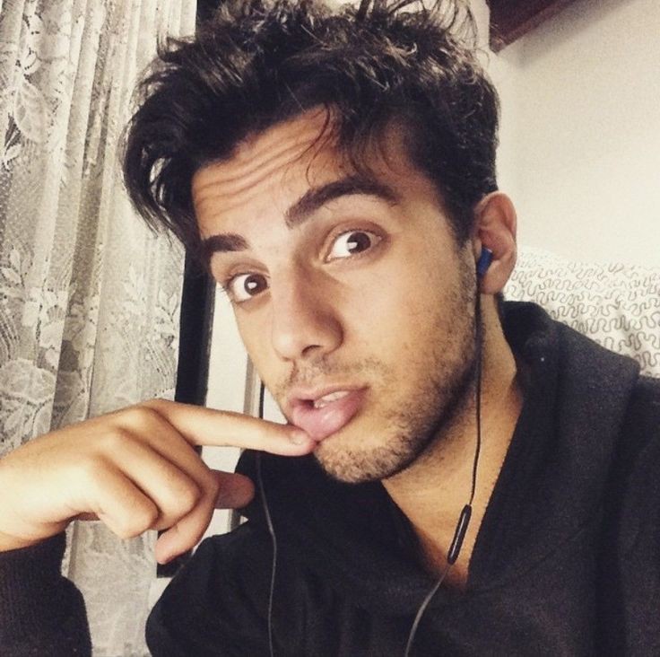 Vigevani_naima's tweet photo. ¿Quién diría que ese chico que empezó haciendo bromas en la calle para su canal de YouTube ahora sería uno de los youtubers más grandes de habla hispana y estaría rodeado de un maravilloso grupo con el cual ya ha logrado bastante cosas juntos? Siempre estaré muy orgullosa.💕 https://t.co/RnhOMRIMzz