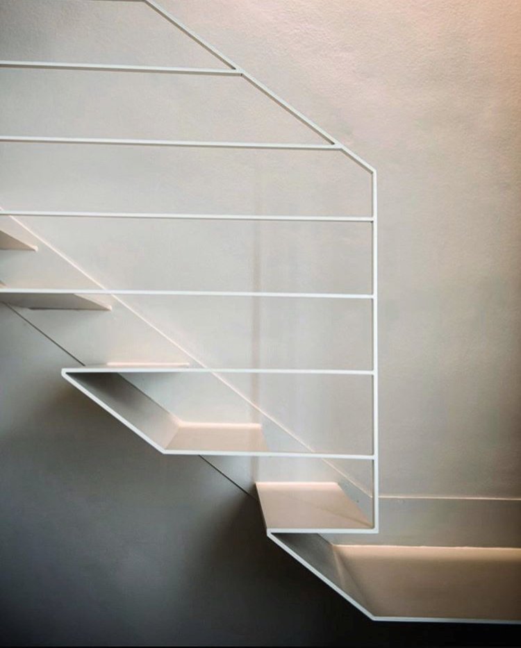 A13Docmo's tweet image. Qué belleza esa manera en que la traza de la escalera comprende tanto la baranda como el escalón. El diseño en ocasiones va de medidas juntas, de continuidades y movimiento.
Studio.Gaa en ig.