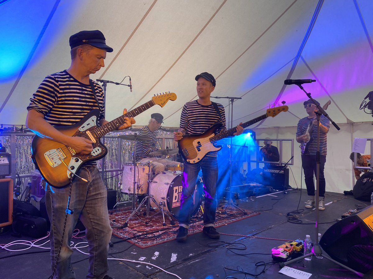 westcountrybird's tweet image. The marvellous #ShorelineDreamers doing their surf rock thing at a rather soggy #Broadbeat this arvo. #BandsOfTwitter #SurfRock