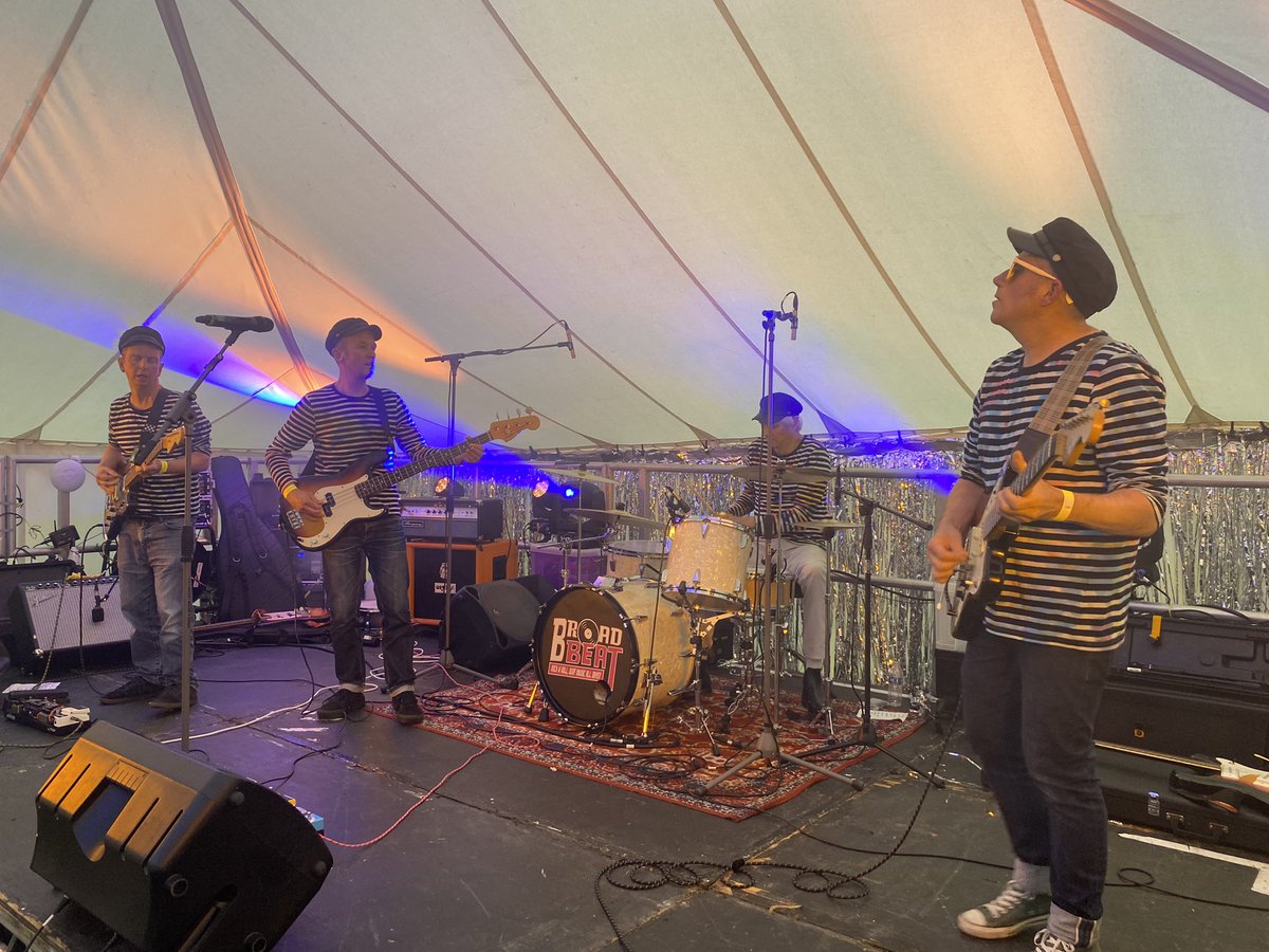 westcountrybird's tweet image. The marvellous #ShorelineDreamers doing their surf rock thing at a rather soggy #Broadbeat this arvo. #BandsOfTwitter #SurfRock