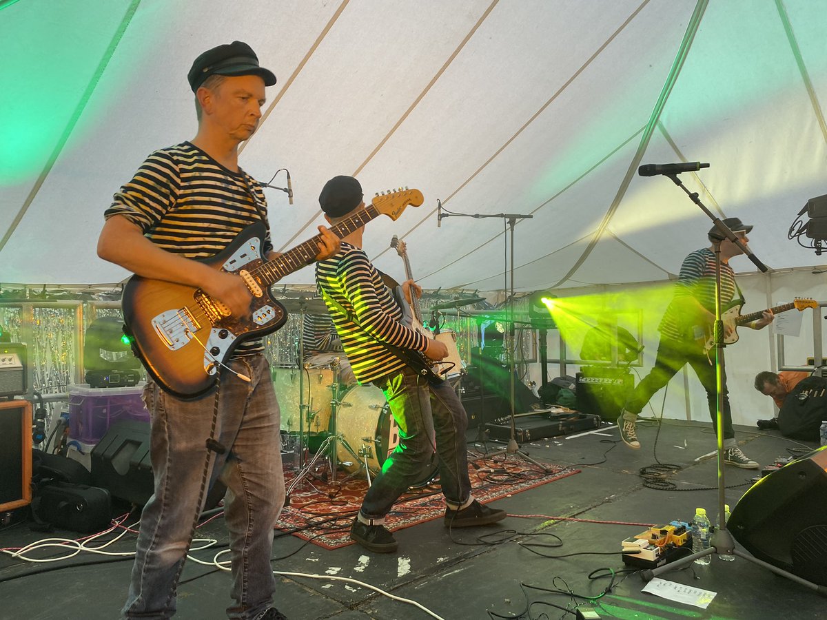 westcountrybird's tweet image. The marvellous #ShorelineDreamers doing their surf rock thing at a rather soggy #Broadbeat this arvo. #BandsOfTwitter #SurfRock