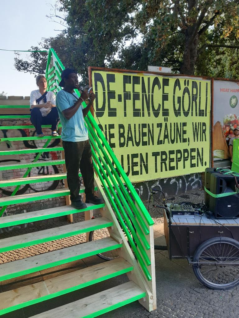 WrangelkiezU's tweet image. Großartige Demo um den #Görli!
Sie bauen Zäune, wir bauen Treppen!
#DerGörliBleibtAuf 
#DefenceGörli