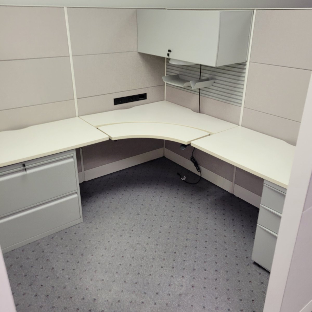 MikeREdeUSE's tweet image. #REdeUSE recently donated some beautiful #Teknion Leverage Stations to a young mothers' assistance centre in #Newmarket Ontario. We also donated reception furniture, a training room set up, as well as task chairs, files &amp;amp; gym equipment. Watch for the video release of the story!