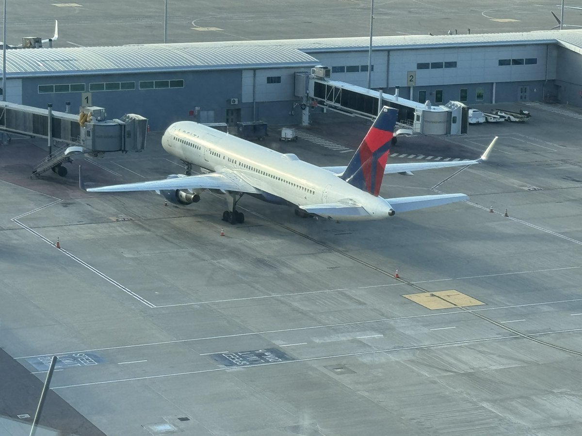 Chansey118_65's tweet image. Early Christmas gift.
Got to work 2 757s in one day!
Delta’s departure and National’s arrival.

#AVgeek #Aviation #AirTrafficControl #NMIA #MKJP