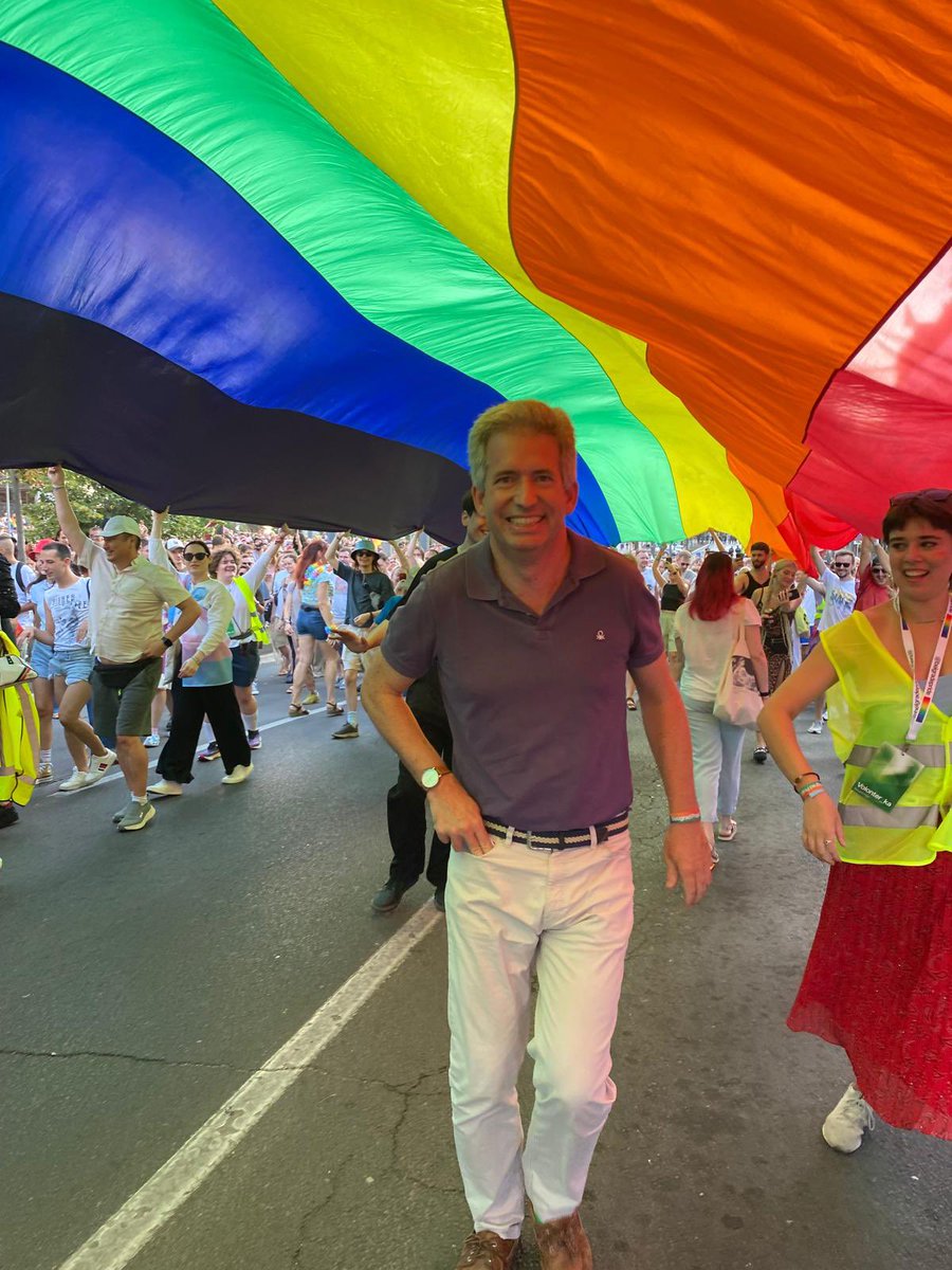EAFergusonUK's tweet photo. Happy #Pride / #Prajd!! 🏳️🌈
#LGBT+ prava su ljudska prava.
#ravnopravnost #bezbednost #ljubav #nooneleftbehind ❤️ https://t.co/ohzLTXuLi8