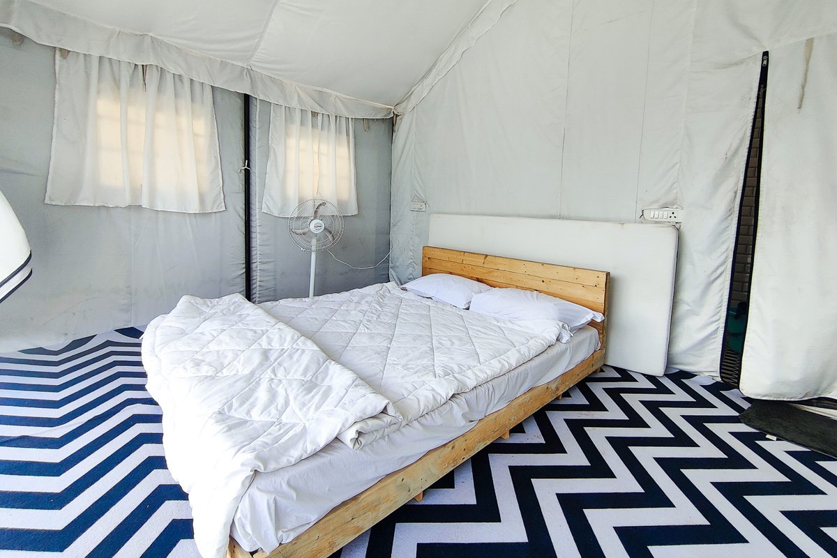 Leestays1's tweet photo. Experience the perfect blend of comfort and nature at Pawna lake! Stay in our elevated canvas cottages with stunning Bali-style lake views, cozy bonfires, and a range of outdoor activities. Enjoy all-inclusive meals and easy access to nearby trekking spots. https://t.co/73q7FvnPMq