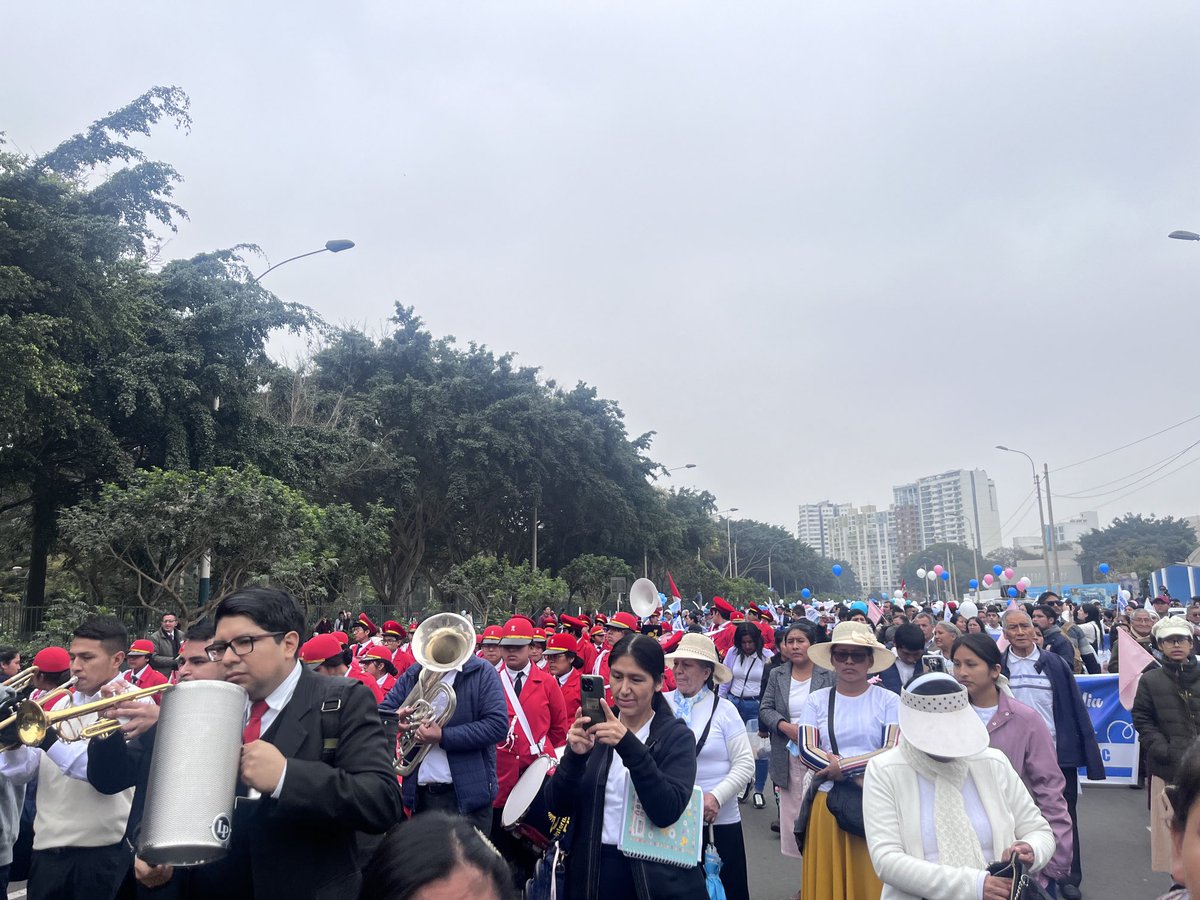 urozas73's tweet image. Celebrando el día de la familia, con gran orgullo! Un éxito realmente, lo curioso es que no hay prensa, mostrando a los peruanos un evento tan noble y bello como es “La Familia” la que nos da raices profundas, la que no nos deja caer ⁦@RPPNoticias⁩ ⁦@atvmasnoticias⁩