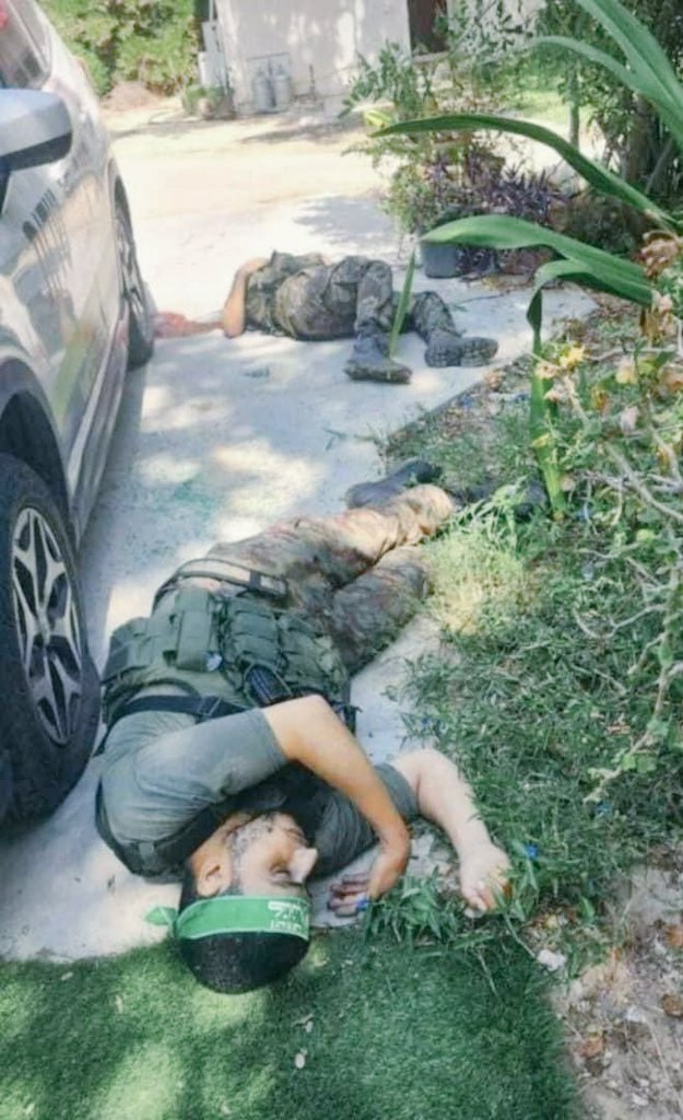 Bunlar şehit edilen iki Kassam mücahidi.
Birincisi Ammar en-Nahlusi. Kendisi ticaret alanında yüksek lisans mezunu ve Kur'an hafızı.
İkincisi Şehab en-Nedevi. O da Kur'an-ı Kerim'i yedi kıraat üzere okuyabilen Kur'an hafızı ve Tıp Fakültesi Eczacılık bölümü mezunuydu.