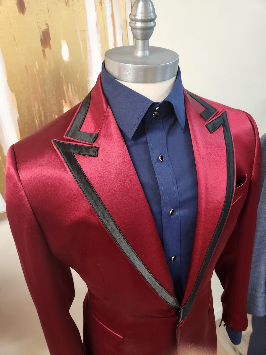 SMH_ATELIER's tweet image. "Dom wearing a silk cashmere suit because when it’s all in the details, ‘basic’ just doesn’t cut it. So smooth, even his handshake has a luxury vibe. 😎✨ #SilkCashmere #DetailOriented #SeanMHortonAtelier"