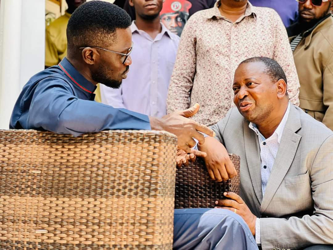 An old man kneeling for a politically bankrupt young man with an aim of securing his political seat is insane. I know two tribes in Uganda which will never do this regardless of the benefits!!