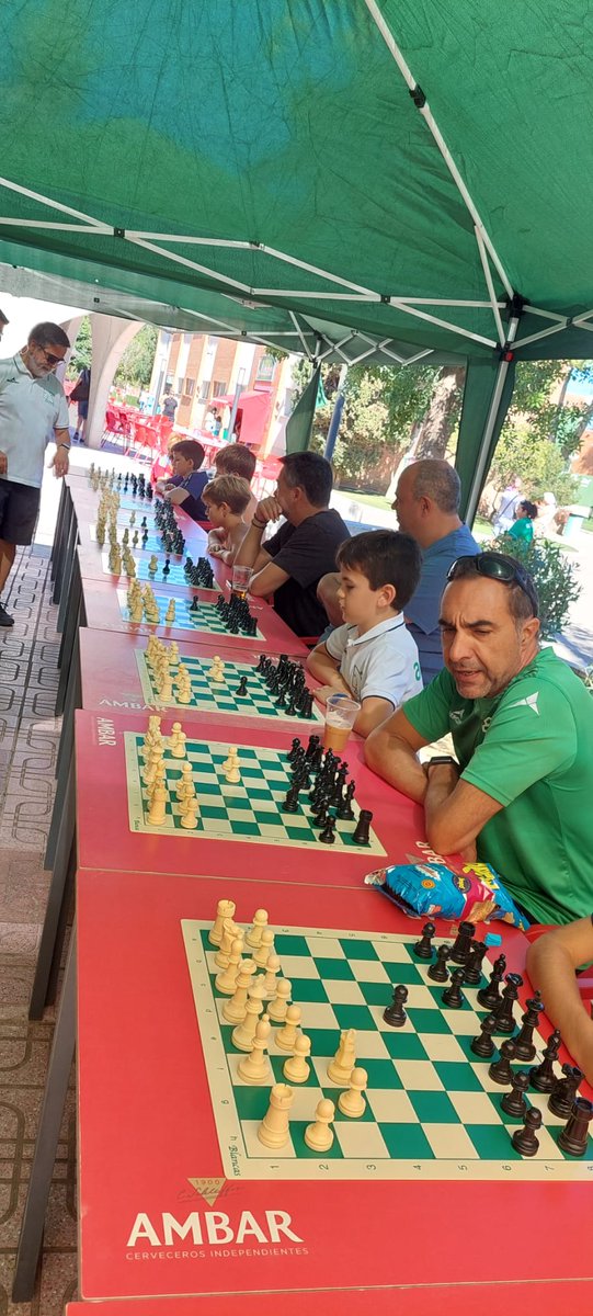 Siguiendo la tradición, y ya van más de 40 años, la Sección de Ajedrez de <a href="/EM_ElOlivar/">Estadio Miralbueno El Olivar</a> está presente en la #Olifiesta promocionando nuestro deporte con unas Simultáneas 
♟️♟️♟️♟️♟️♟️♟️♟️♟️♟️
💚🤍💚🤍💚🤍