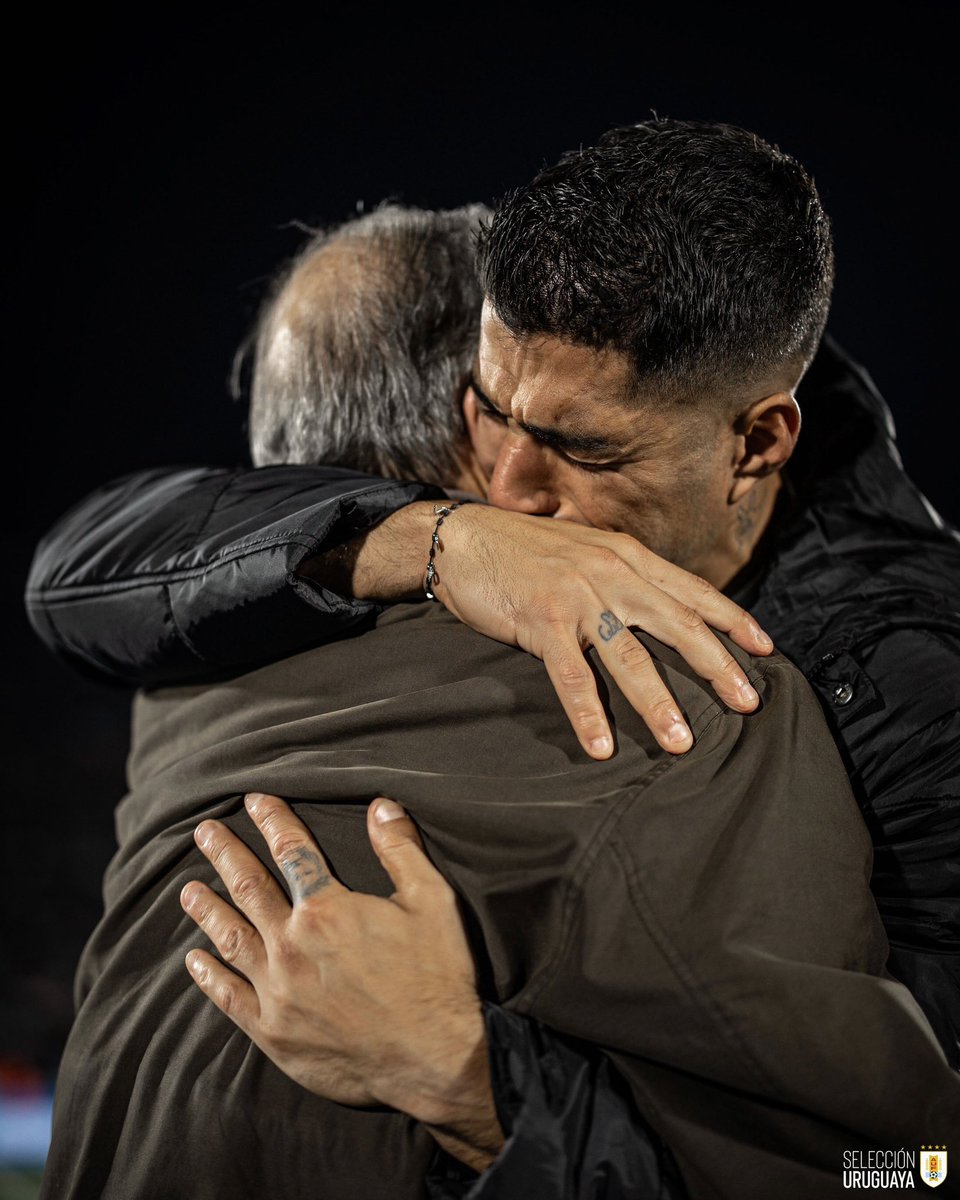 📘 𝐌𝐚𝐞𝐬𝐭𝐫𝐨 𝐝𝐞 𝐯𝐢𝐝𝐚

Como no podía ser de otra forma, fue Óscar Washington Tabárez quien le dio a Suárez la distinción de #LeyendaCeleste. 

#ElEquipoQueNosUne