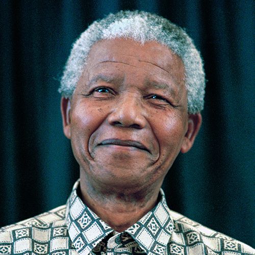 TinotendaGacha1's tweet image. Nelson Mandela left black South Africans Landless with nothing but a long speech and Poems of fake Rainbow 🌈 nation, yet our former President Robert Gabriel Mugabe left us with 80% of our mineral and Land.