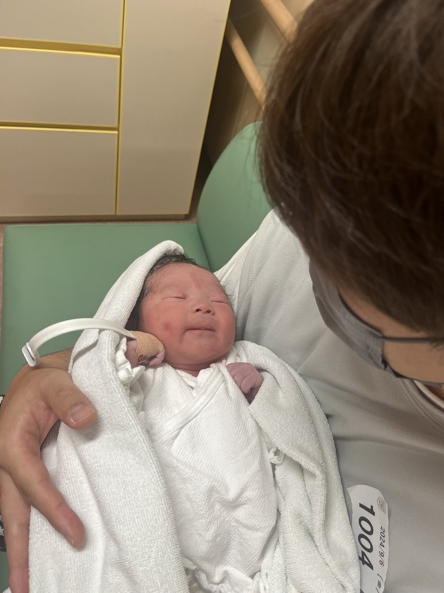 daisaku_047's tweet photo. 9月6日　念願の第一子が産まれました

分娩室入る直前までは俺も耐えれたけど
分娩室入る時ぐらいからめまいと吐き気に襲われてノックダウン
情けないパパですまんwww

育児に専念する為
tiktokの配信はこれからはボチボチになります
youtubeは気まぐれにします https://t.co/xE1a9qkQjI