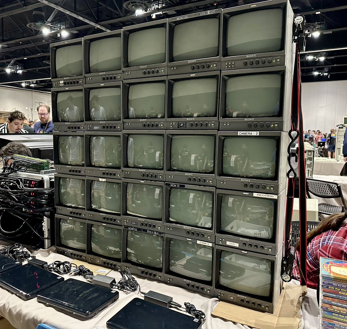 GarthBeagle's tweet image. 😲 wall o’ pvms 

#vcfmw #sony #pvm #crt