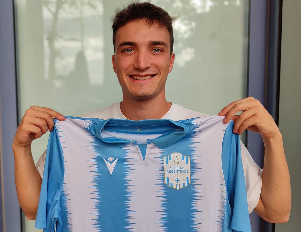 Selecao_Arg's tweet photo. ⚡️ 𝓤𝓃𝓪 𝓼𝒶𝓮𝓉𝓽𝒶 𝓈𝓺𝓊𝓪𝓇𝓬𝒾𝓪 𝓵𝒶 𝒻𝓪𝓈𝓬𝒾𝓪 𝓫𝒾𝓪𝓃𝓬𝒶𝔃𝓏𝓾𝓇𝓻𝒶 ⚡️

✒️ Ludovico #Mauro è un nuovo giocatore della Seleçao 🤍💙
📌 Il comunicato ufficiale ➡️ https://t.co/TxOtvAtnb8 https://t.co/BfVc6rmy8Y