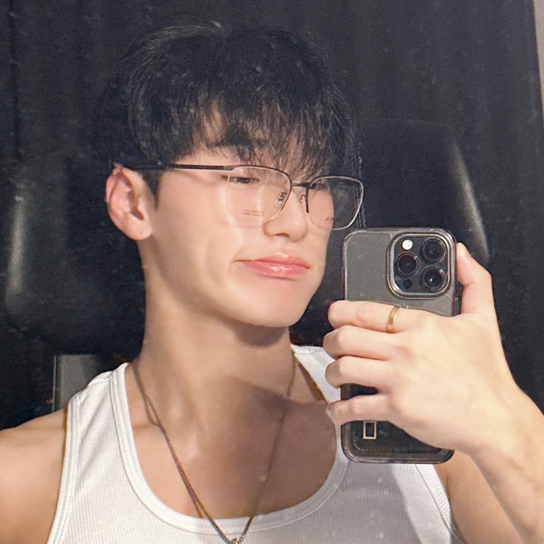 heartinsani's tweet photo. big fan of san mirror selfies taken in his room https://t.co/Ue7FSJgyyg