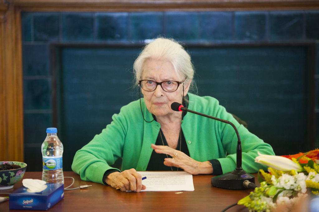 İnsan onuru sizin başınıza gelen değil, başkasının başına gelen bir olay karşısında, sizin nasıl bir tutum sergilediğinizle ilgilidir. Biz, insan onurunu uğradıklarımızla değil, yaptıklarımızla koruruz.
- İoanna Kuçurdi