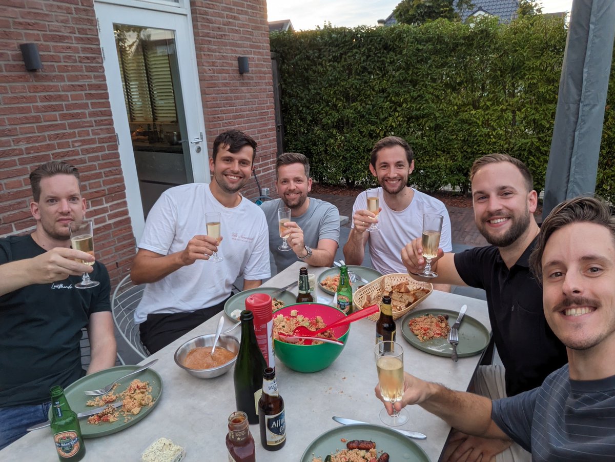 Tunnelvisi0nair's tweet photo. Toch maar eens van onze zolderkamers gekomen.. Gezellig om elkaar in ut echie te ontmoeten. Een glaasje geheven op ons mooie seizoen en hopelijk komt er morgen nog een winst bij! 

Wat een spelletje wel niet met je doet!

Scorito brengt mensen samen
@MeneerScorito , goed geregeld!