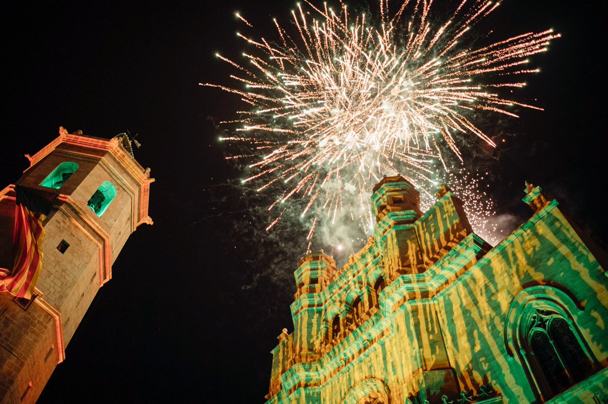 begonacarrasco's tweet photo. Castellón es una ciudad viva y con historia 💚🏰

👉 Disfrutamos en familia de una increíble recreación histórica en la Plaza Mayor que nos ha transportado a los orígenes de nuestra ciudad, cuando hace 7️⃣7️⃣3️⃣ años, el Rey Jaime I firmó el Privilegio de Traslado, permitiendo que la población se moviera de la montaña al llano donde hoy se asienta Castellón.

¡Qué emocionante ha sido revivir nuestros orígenes con danzas, música y espectáculos que nos han transportado al Castell Vell y a las culturas #árabe, #judía y #cristiana que marcaron nuestra historia! 🌟.

Nuestras #Gaiatas, la luz de Castellón, han tenido un protagonismo especial. Esos farolillos que iluminaban el camino y ayudaron a nuestros antepasados en ese traslado. 

🎉 Gracias a la @juntadefestes, a todas las personas del ‘món de la festa’, a la @AljamaCastellón, als @GCavallersC, a las Reinas de las Fiestas, Lourdes y Vega, por haberlo hecho posible.

Orgullo de pertenencia. Hay que saber de dónde venimos para saber a dónde vamos. ✨

#Castellón773 #Cultura #Historia #EnFamilia