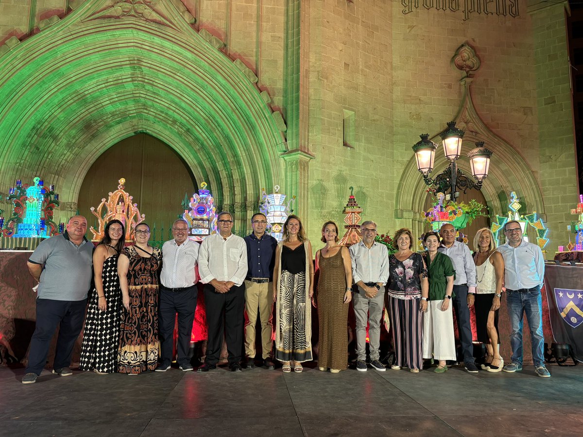 begonacarrasco's tweet photo. Castellón es una ciudad viva y con historia 💚🏰

👉 Disfrutamos en familia de una increíble recreación histórica en la Plaza Mayor que nos ha transportado a los orígenes de nuestra ciudad, cuando hace 7️⃣7️⃣3️⃣ años, el Rey Jaime I firmó el Privilegio de Traslado, permitiendo que la población se moviera de la montaña al llano donde hoy se asienta Castellón.

¡Qué emocionante ha sido revivir nuestros orígenes con danzas, música y espectáculos que nos han transportado al Castell Vell y a las culturas #árabe, #judía y #cristiana que marcaron nuestra historia! 🌟.

Nuestras #Gaiatas, la luz de Castellón, han tenido un protagonismo especial. Esos farolillos que iluminaban el camino y ayudaron a nuestros antepasados en ese traslado. 

🎉 Gracias a la @juntadefestes, a todas las personas del ‘món de la festa’, a la @AljamaCastellón, als @GCavallersC, a las Reinas de las Fiestas, Lourdes y Vega, por haberlo hecho posible.

Orgullo de pertenencia. Hay que saber de dónde venimos para saber a dónde vamos. ✨

#Castellón773 #Cultura #Historia #EnFamilia