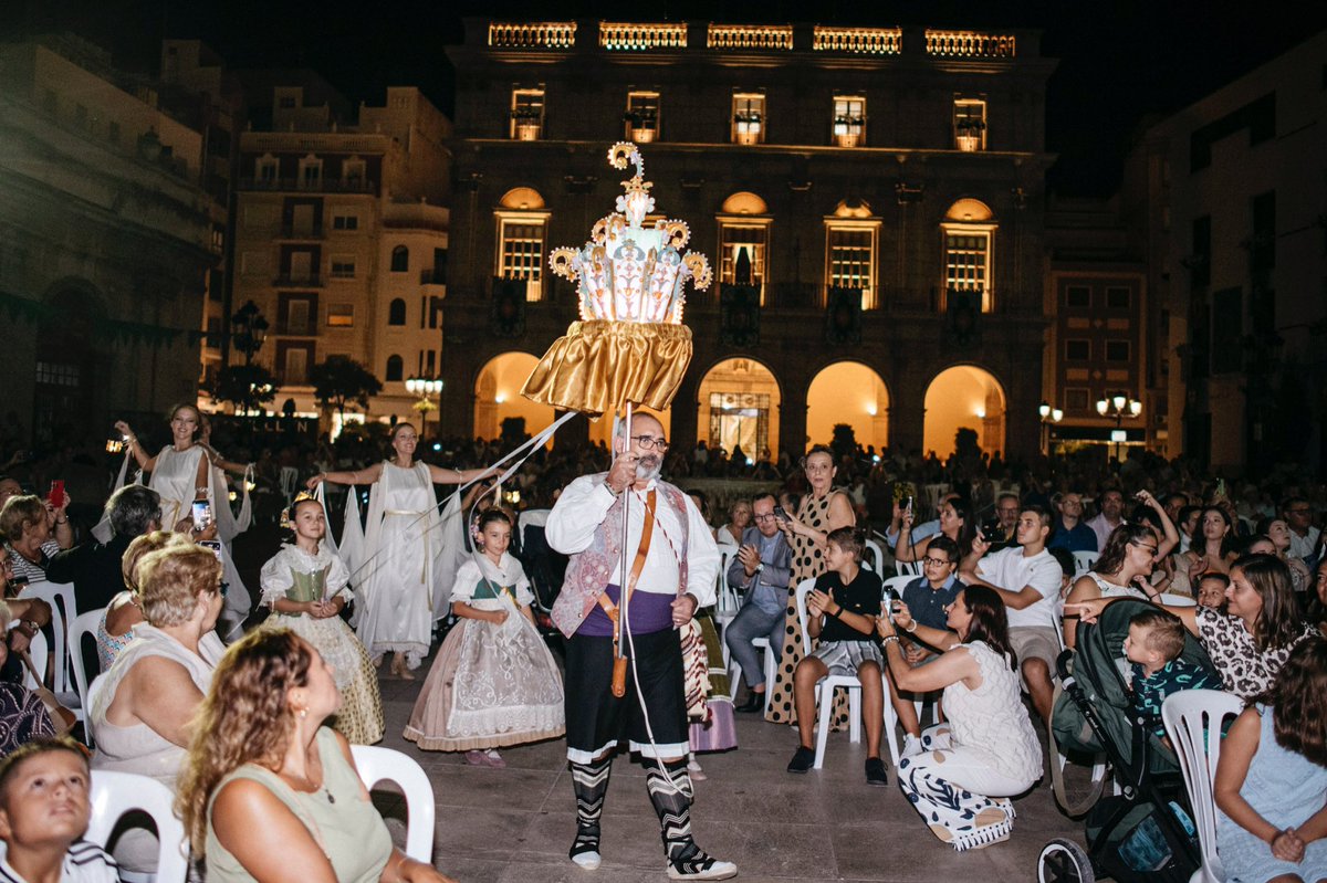 begonacarrasco's tweet photo. Castellón es una ciudad viva y con historia 💚🏰

👉 Disfrutamos en familia de una increíble recreación histórica en la Plaza Mayor que nos ha transportado a los orígenes de nuestra ciudad, cuando hace 7️⃣7️⃣3️⃣ años, el Rey Jaime I firmó el Privilegio de Traslado, permitiendo que la población se moviera de la montaña al llano donde hoy se asienta Castellón.

¡Qué emocionante ha sido revivir nuestros orígenes con danzas, música y espectáculos que nos han transportado al Castell Vell y a las culturas #árabe, #judía y #cristiana que marcaron nuestra historia! 🌟.

Nuestras #Gaiatas, la luz de Castellón, han tenido un protagonismo especial. Esos farolillos que iluminaban el camino y ayudaron a nuestros antepasados en ese traslado. 

🎉 Gracias a la @juntadefestes, a todas las personas del ‘món de la festa’, a la @AljamaCastellón, als @GCavallersC, a las Reinas de las Fiestas, Lourdes y Vega, por haberlo hecho posible.

Orgullo de pertenencia. Hay que saber de dónde venimos para saber a dónde vamos. ✨

#Castellón773 #Cultura #Historia #EnFamilia