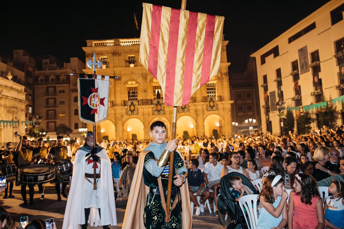 Castellón es una ciudad viva y con historia 💚🏰

👉 Disfrutamos en familia de una increíble recreación histórica en la Plaza Mayor que nos ha transportado a los orígenes de nuestra ciudad, cuando hace 7️⃣7️⃣3️⃣ años, el Rey Jaime I firmó el Privilegio de Traslado, permitiendo que
