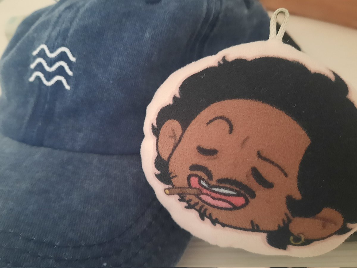 Patrike_cj's tweet photo. #RoachWeekend !πͺ³
Roach deserves a break and has planned a holiday! He bought a cap and got on a plane! It's his first time! Let's see what adventures await him!
...
'Did you buy that cap because it reminds you of Roach's tattoo?'
'I don't know what you're talking about... (Yes)' https://t.co/TGcC3E6ldA