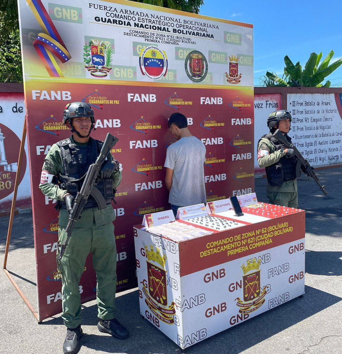 dhernandezlarez's tweet photo. Efectivos de la #FANB durante labores de patrullaje, efectuaron la aprehensión de un ciudadano a quien se le incautaron 40 envoltorios de marihuana y 37 envoltorios de crack. 

El Estado venezolano se mantiene en la lucha frontal contra el flagelo del tráfico y micro tráfico de drogas, para ejercer la soberanía nacional y la integridad territorial en un Estado democrático de derecho y de justicia social. Venezuela no es un Estado productor ni consumidor de drogas, esas no son costumbres nacionales ! Procedimiento notificado al Ministerio Público. Para nosotros la patria es primero!

#IntegrarEsVencer