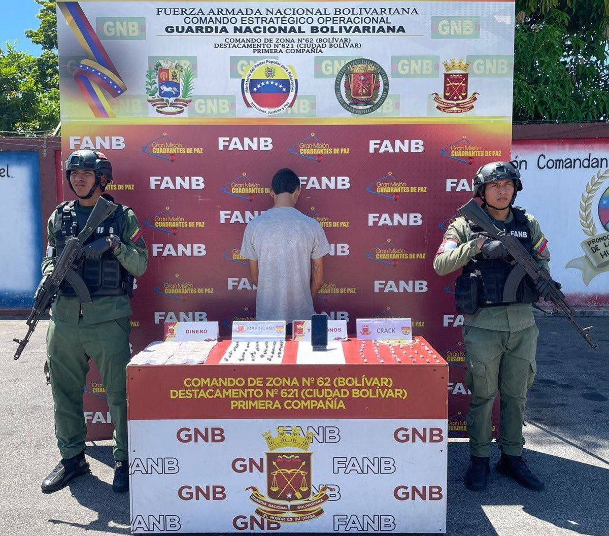 dhernandezlarez's tweet photo. Efectivos de la #FANB durante labores de patrullaje, efectuaron la aprehensión de un ciudadano a quien se le incautaron 40 envoltorios de marihuana y 37 envoltorios de crack. 

El Estado venezolano se mantiene en la lucha frontal contra el flagelo del tráfico y micro tráfico de drogas, para ejercer la soberanía nacional y la integridad territorial en un Estado democrático de derecho y de justicia social. Venezuela no es un Estado productor ni consumidor de drogas, esas no son costumbres nacionales ! Procedimiento notificado al Ministerio Público. Para nosotros la patria es primero!

#IntegrarEsVencer