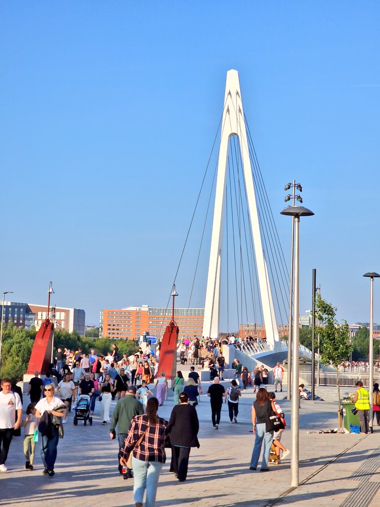 The 115-metre swing bridge (99-metre moving span and 15.7-metre fixed span) with its 8-metre wide deck is one of the largest opening footbridges in Europe.

It spans from Water Row in Govan to Pointhouse Quay in Partick, on the route of the old Govan Ferry, which ran until 1966.