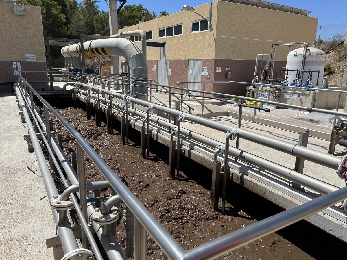 🌞 + 💧 = 🌱🌳 🦆 En la depuradora de Arenales del Sol, el 14% de la energía necesaria para regenerar el agua proviene del sol. ¡Una combinación perfecta para un futuro más verde! 💚 100% de reutilización del agua: ambiental en <a href="/elclotdegalvany/">El Clot de Galvany</a>  y agrícola para el Camp d'Elx ♻️