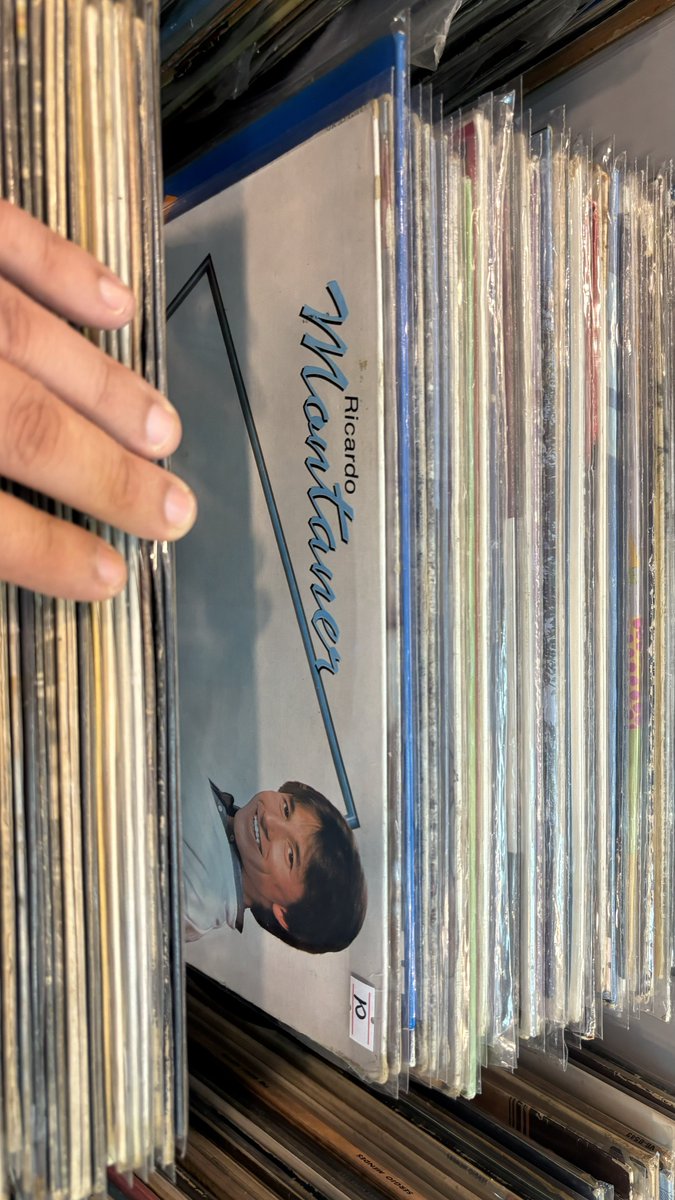 ArnaldoEspinoza's tweet image. Además tienen un rincón de Taylor Swift. Y tocadiscos. Y discos. Y CDs. Y casetes.