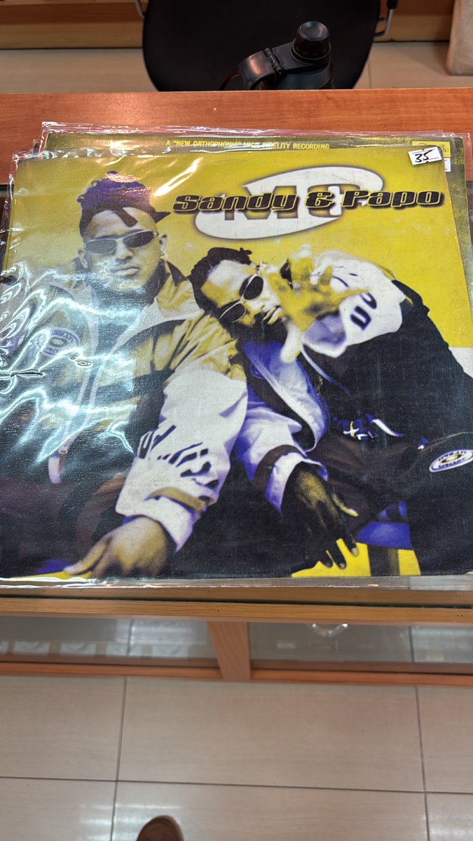 ArnaldoEspinoza's tweet image. Además tienen un rincón de Taylor Swift. Y tocadiscos. Y discos. Y CDs. Y casetes.