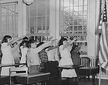 w_thejazz's tweet image. History reminder: Before WWII, American students saluted the flag with what was known as the ‘Bellamy Salute.’ Times change, but symbols can carry different meanings. 🇺🇸 #HistoryLesson