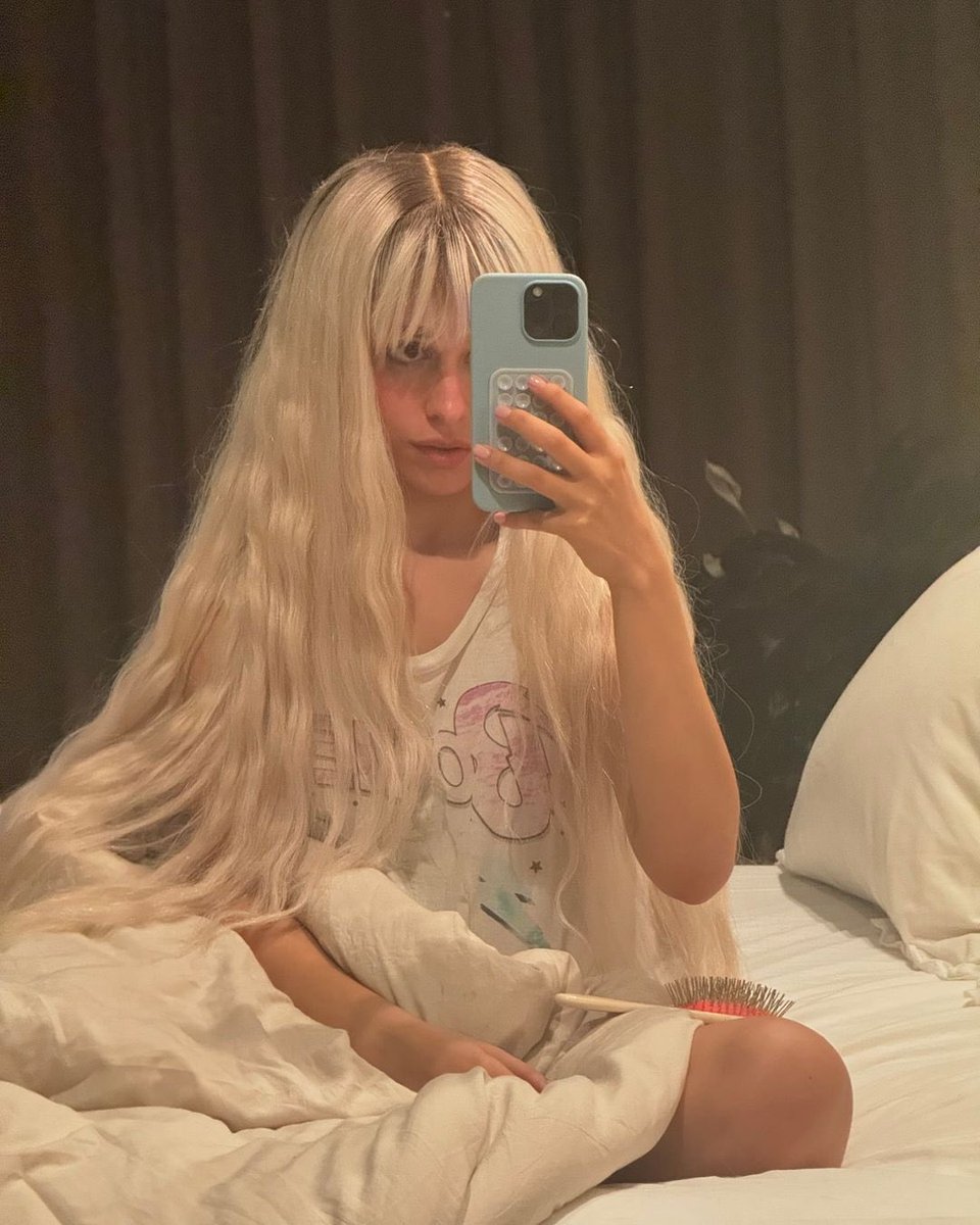 Camila_Cabello's tweet image. i let u go and i feel more like me
i wish u well 
but farrrrrr tf away from me. 

godspeed 🫡💘