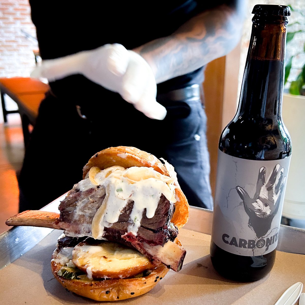 escollo_mx's tweet photo. Buenísimo acompañar este sandwich de costilla de @pinchegringobbq con una Carbonita Stout. https://t.co/BrkEuwCrHf